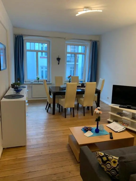 Zentrale 3 Zimmer Altbauwohnung mit Balkon