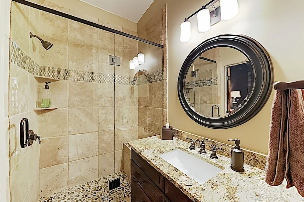 Remodeled All-suite Downtown Loft W/ Balcony 2 Bedroom Condo