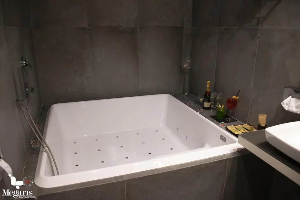Megaris Luxury Suite Rooms