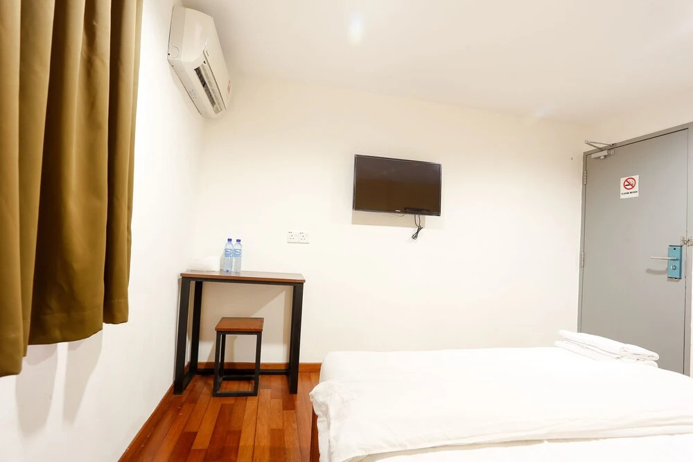 OYO 772 Lux Hotel