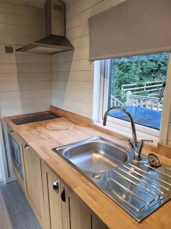 Glamping Hut - Sleeps 2 hot tub & parking