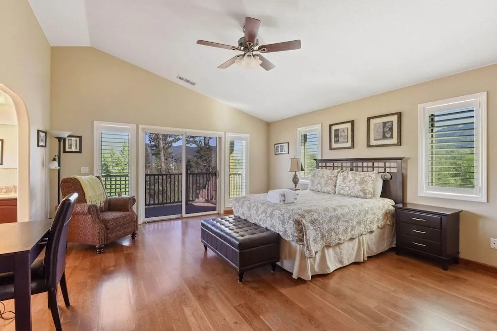Mule Meadows Classy, Split Level South Tahoe Home!