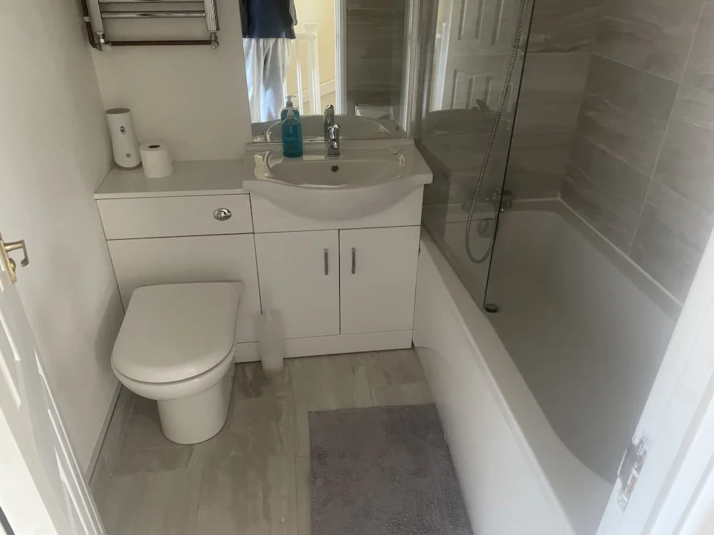 3-bed House in Stoke-on-trent Free Sky Free Wifi