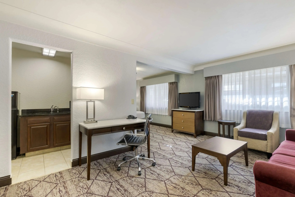 Best Western Plus Longbranch Hotel & Convention Center