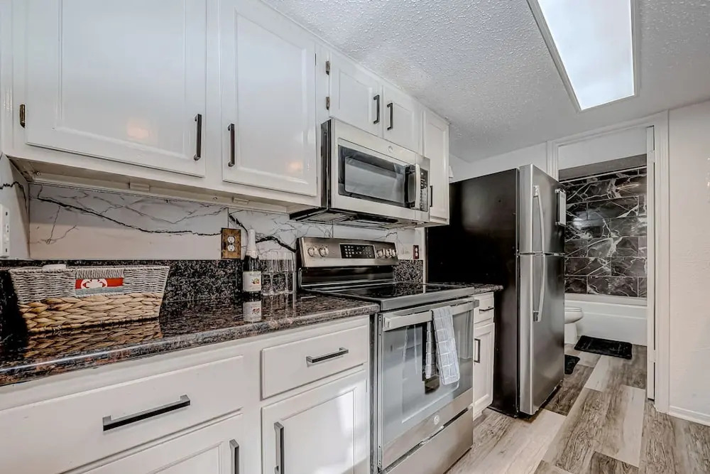 Upscale 1BR Condo in Med Center