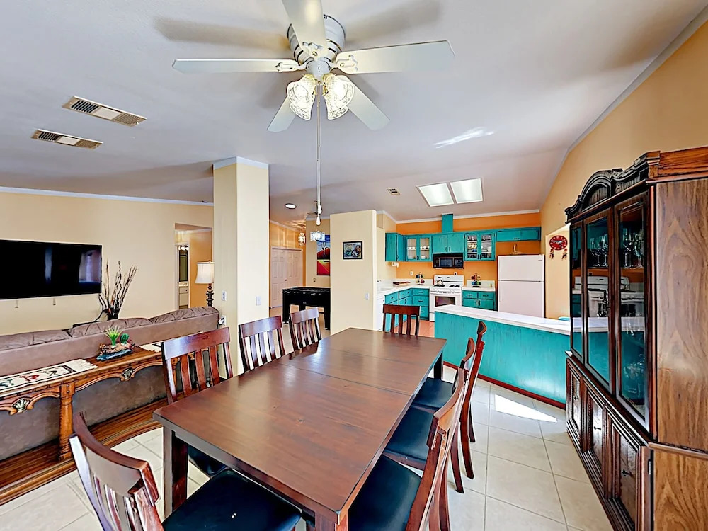 Desert Oasis W/ Private Pool & Spa 4 Bedroom Home