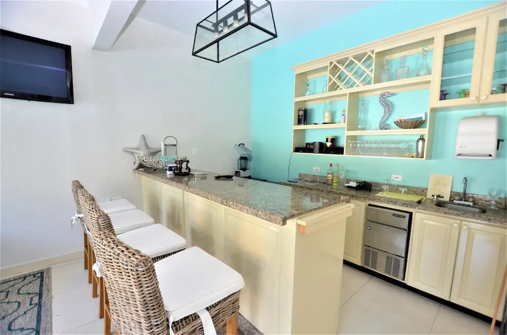 Summerhill, 8BR by Jamaican Treasures