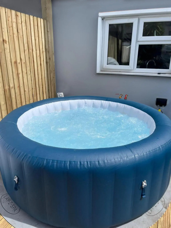 Large CityCentre Townhouse & Hot Tub, Pool Table and Offroad Parking