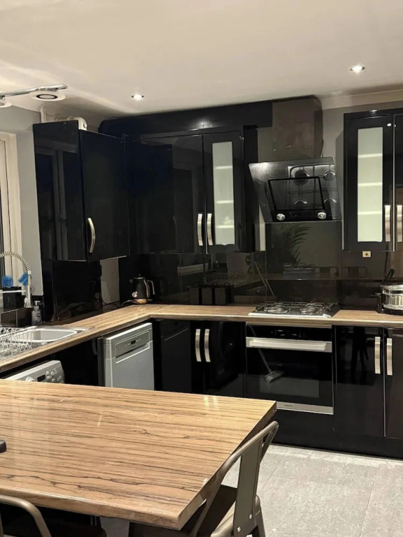 Bright 3-bed House · 6 Min to Elizabeth Line