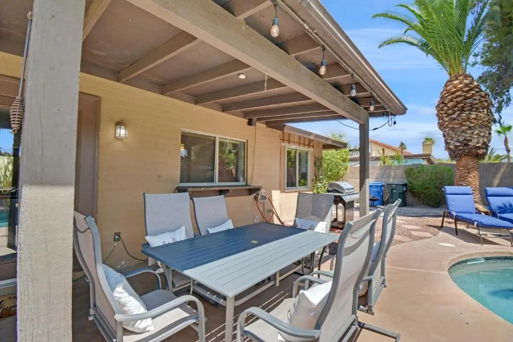 4 bdr, Two Master suite, billiards & desert oasis pool