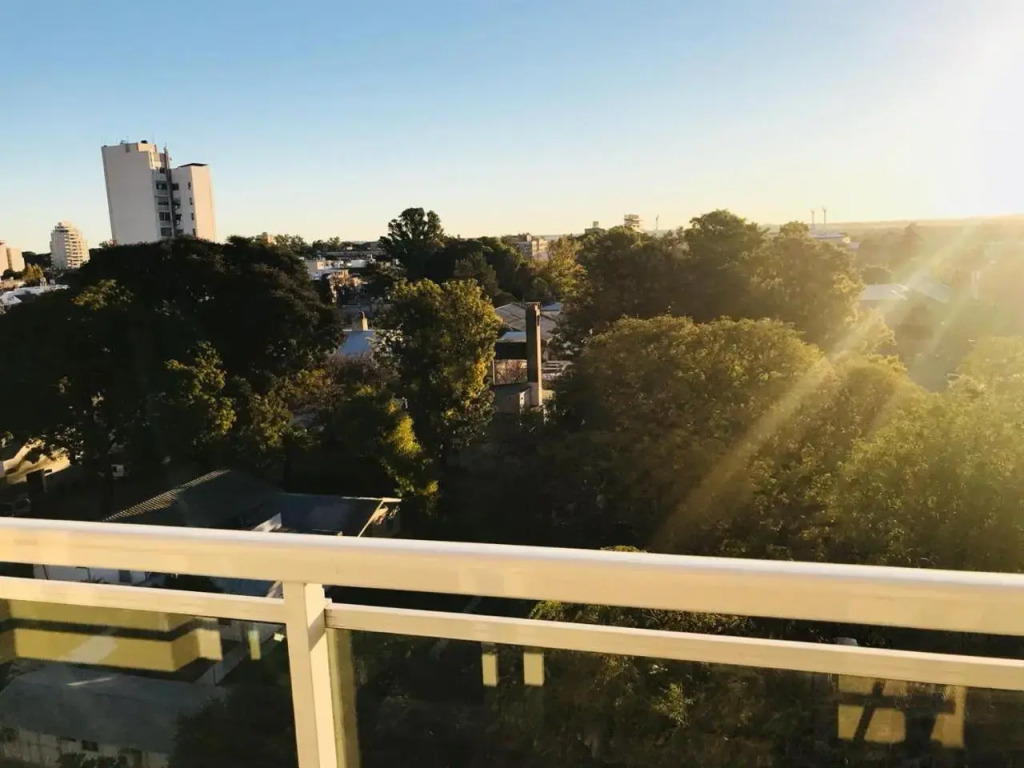 Hermoso apartamento a pasos de BV Pellegrini cochera!