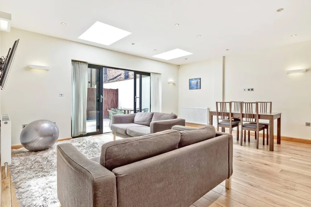 Stylish and Bright 3 Bedroom Duplex in North London