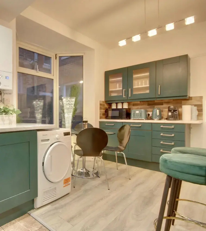 Southsea 4BR Getaway with Private Yard