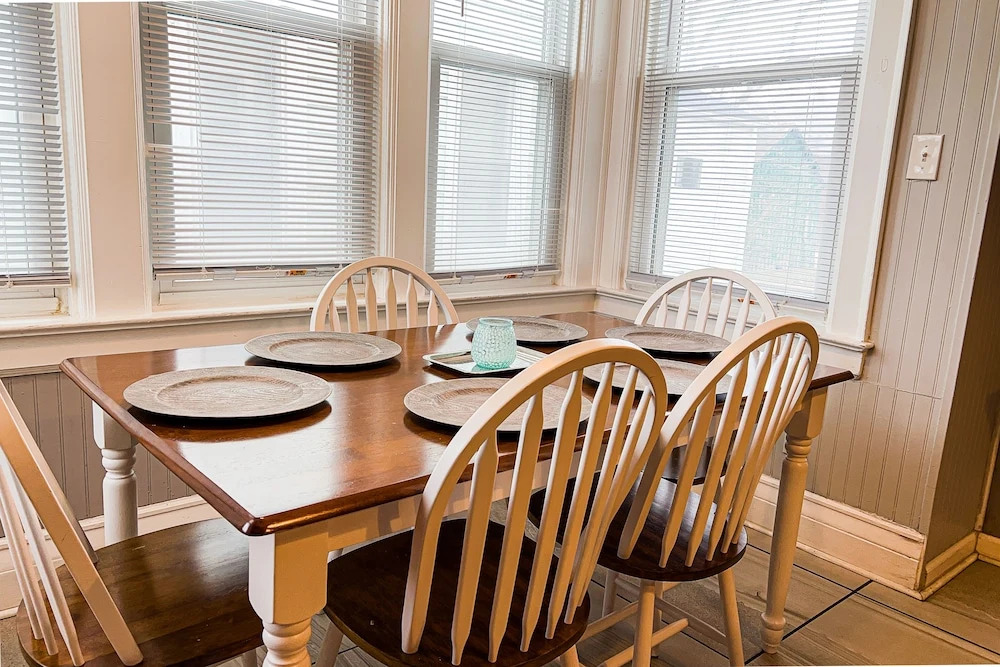 THE 1023 With Private Yard & Parking, Near Falls & Casino by Niagara Hospitality