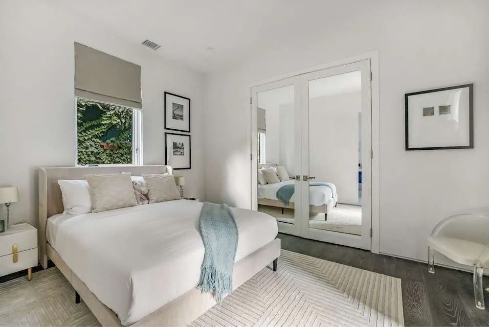 Laurel Canyon - Architectural Modern Estate With Pool & Landscaped Garden