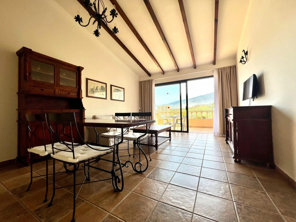 Stunning views beside the beach, apt. with pool