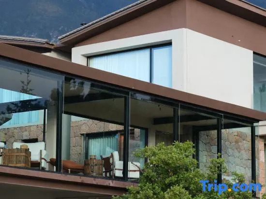Lijiang Snow Mountain stone house