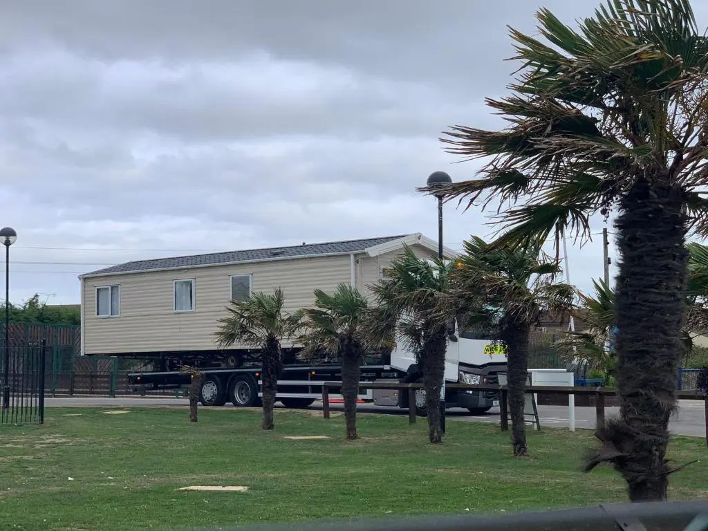 Caravan - Sleeps 10 - Pet Friendly - Parking