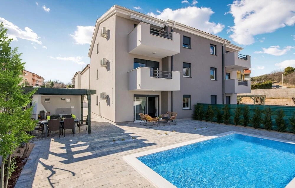 Amazing Apartment in Cizici With Outdoor Swimming Pool, Wifi and 2 Bedrooms