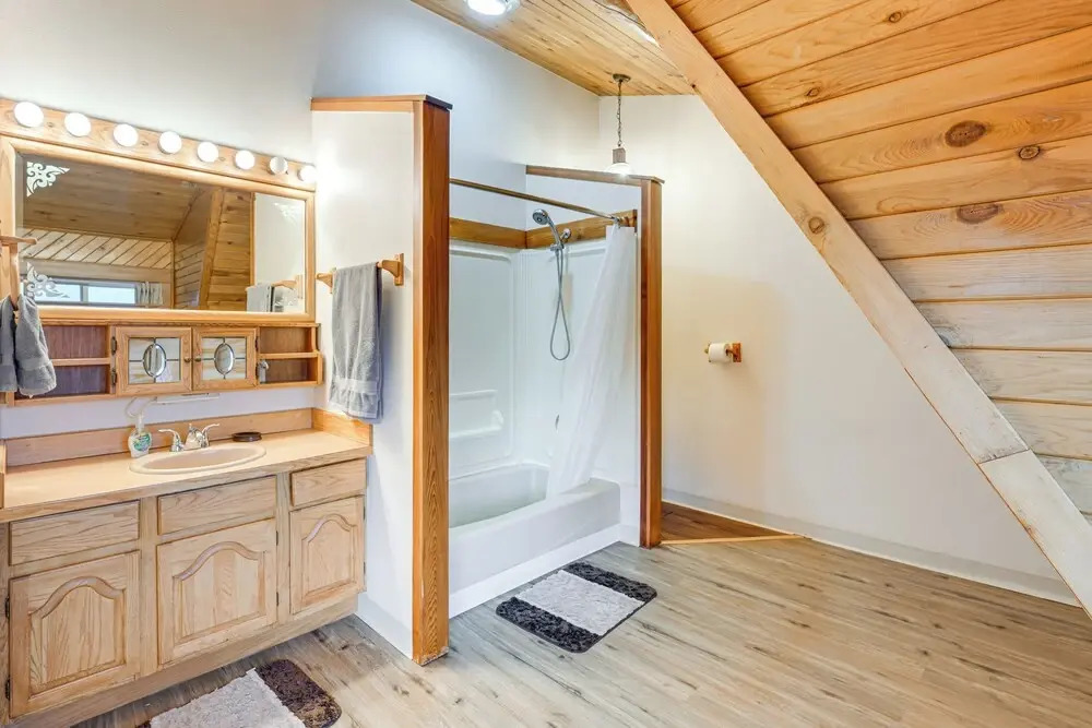 < 1 Mi to Kenai River: Spacious Cabin w/ Deck!