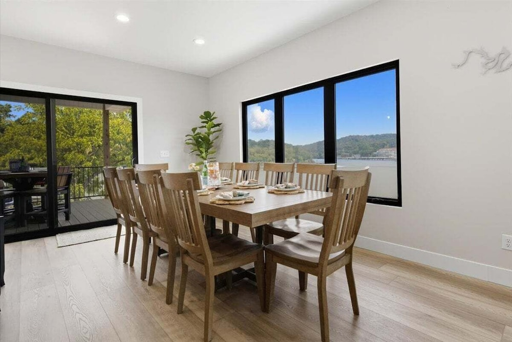 Modern Lakefront Escape The Twelve