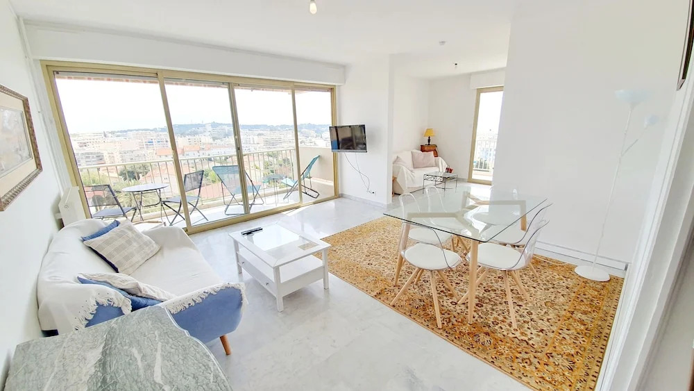 Beautiful 3-bedrooms Apartment, Sea View