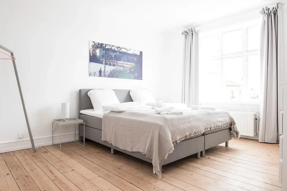 Beautiful 2-bed w Large Balcony