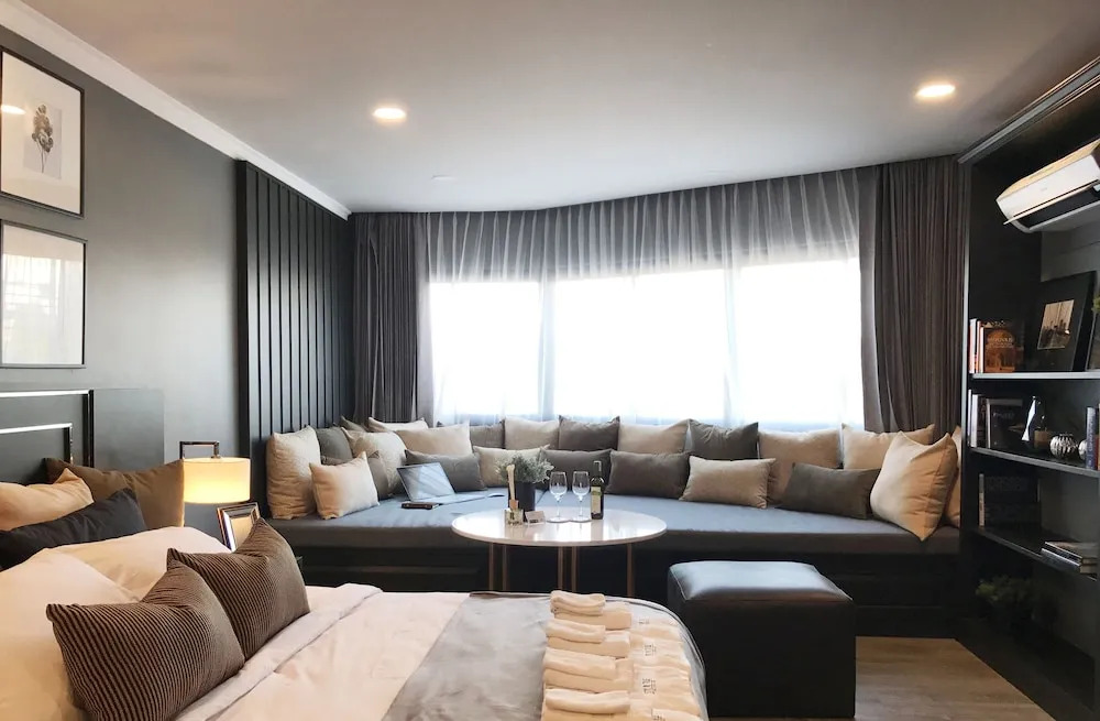 Stay in Style The Heart of Nimman R306AB