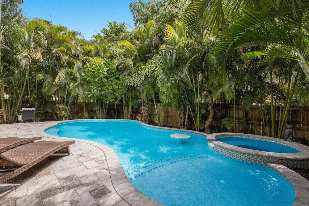 Seaside Haven 4 Bedroom Home by RedAwning