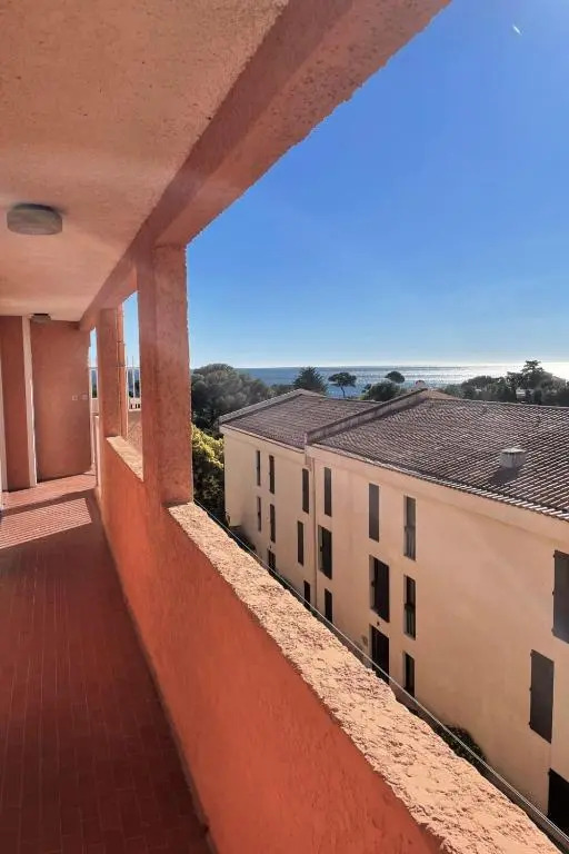 Bright studio with BALCONY 400m from the BEACH