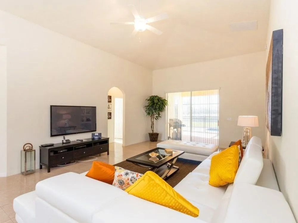 4 Bedrooms Vacation Home by RedAwning