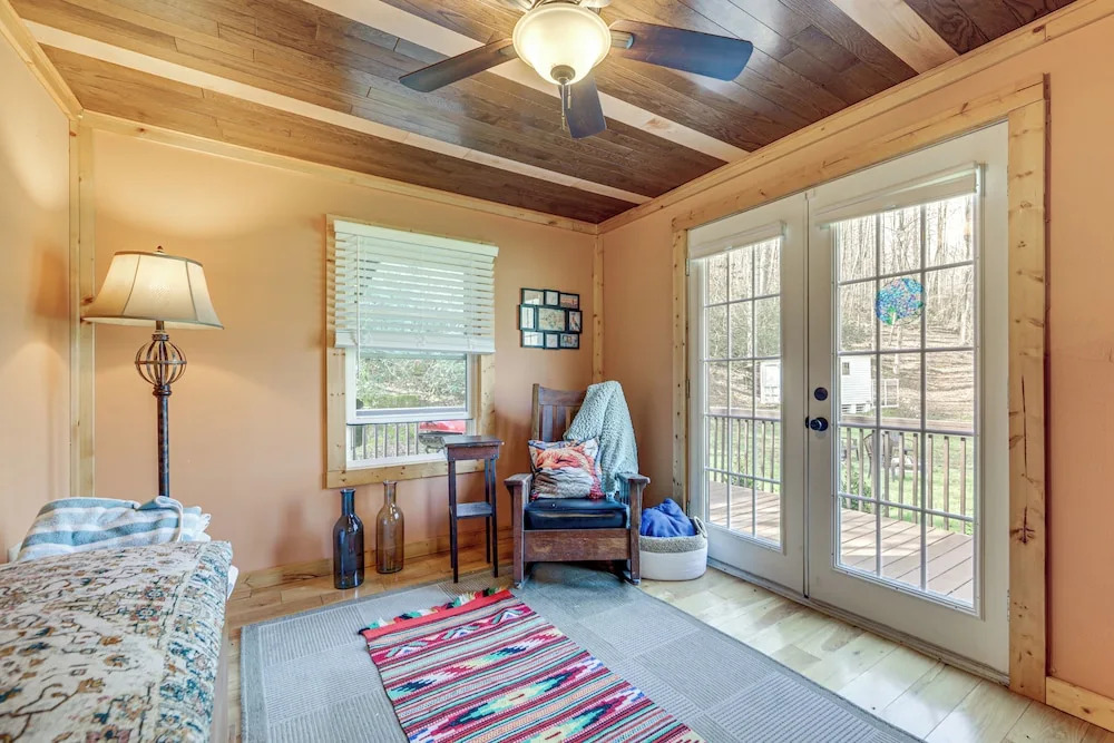 Quaint Mountain Charm! Robbinsville Hideaway