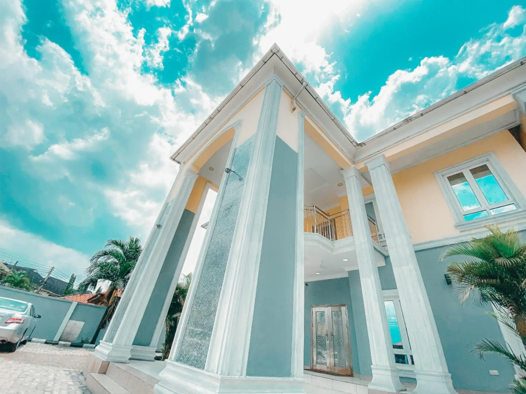 Royal Court Lounge & Boutique Hotel