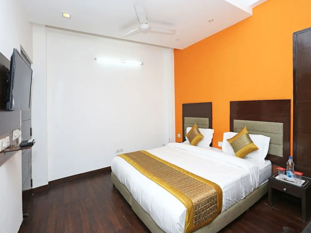OYO 11656 Singh Suites