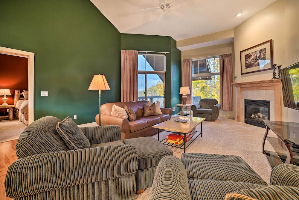 Ski-in/ski-out! Cozy Bellaire Resort Retreat!