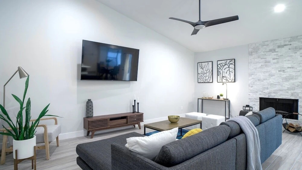 Beautiful 5-bdrm Vacation Home W/heated Pool !