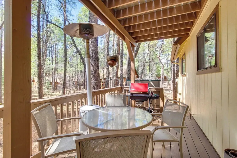 9 Mi to Rainbow Lake: Woodsy Pinetop Cabin w/ Deck