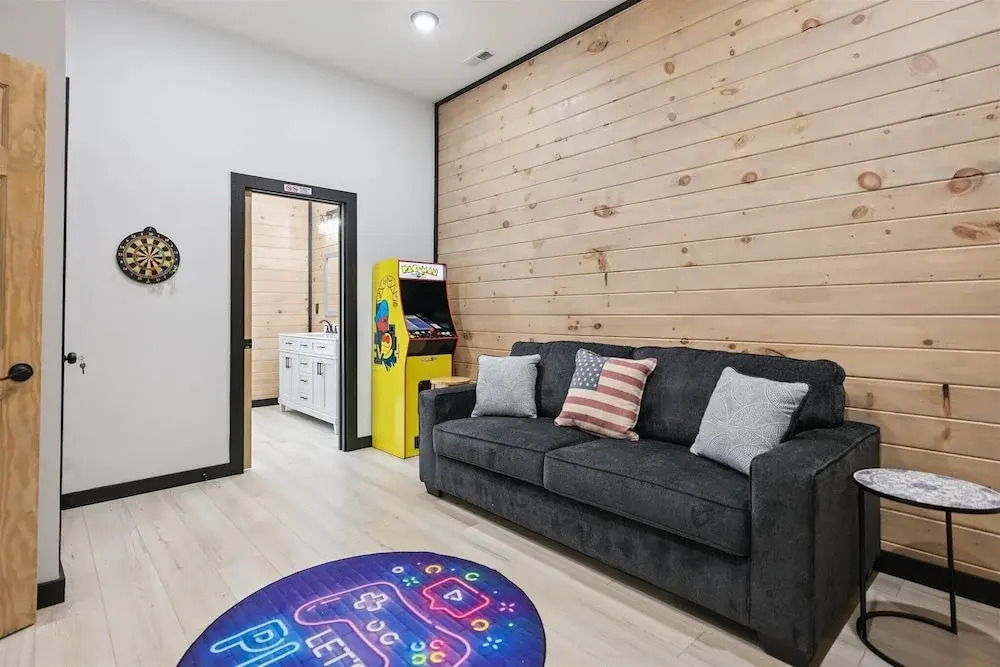 New Cabin w Indoor Swim Spa Hot Tub Gameroom