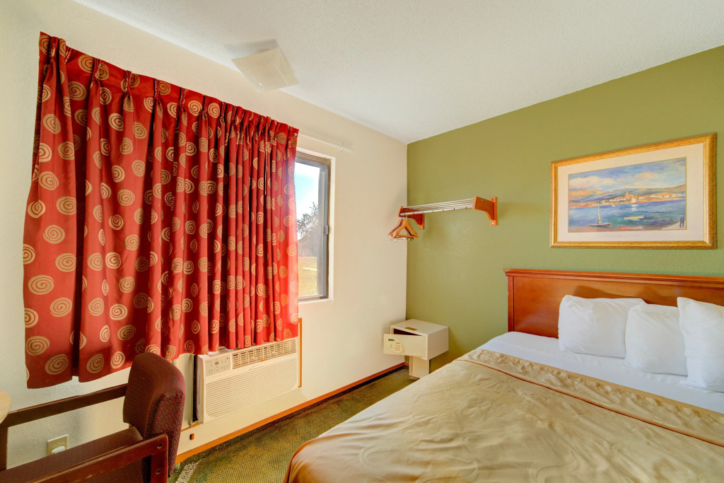 Super 8 by Wyndham Kingdom City