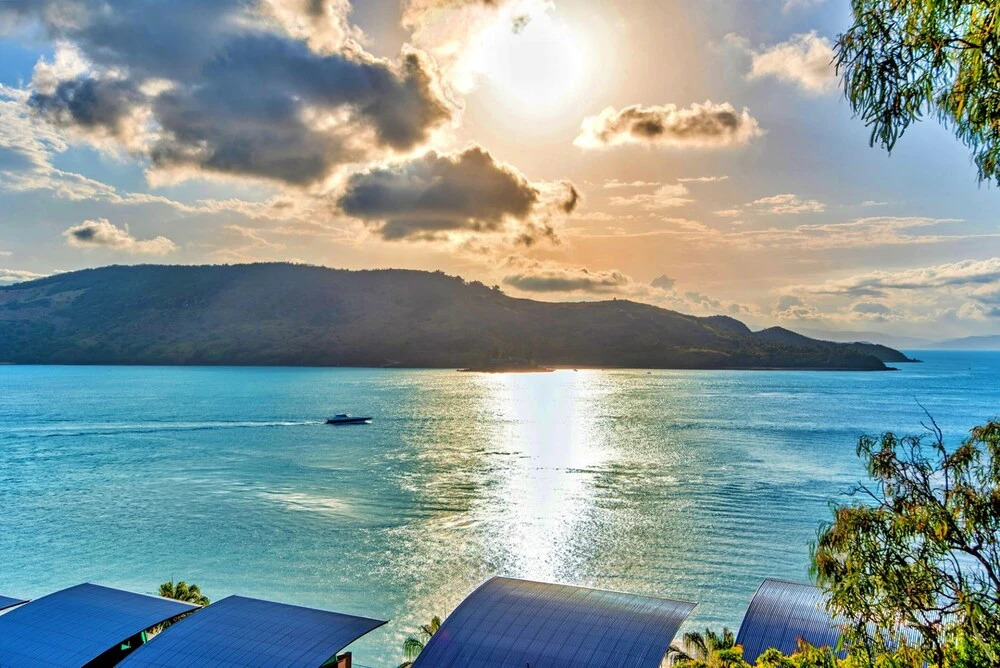 Waves 5 Luxury 3 Bedroom Breathtaking Ocean Views Central Location