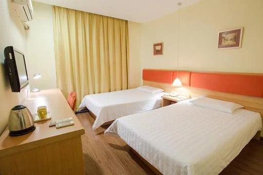 Home Inn Shanghai Beihong Road