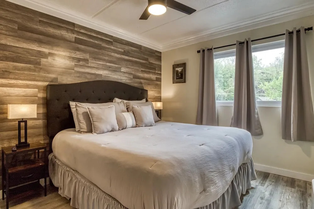 Modern Style 2 Bed Condo Pool in Gatlinburg