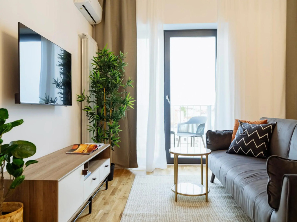 Sunny 2BR Flat - Top Location - Amazing Balcony