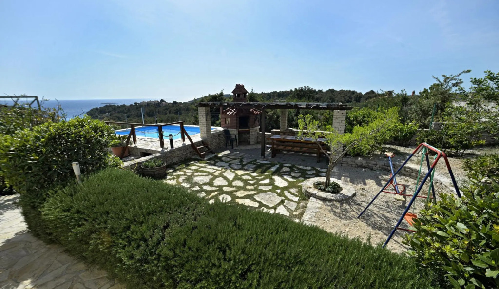 Toni - With Pool and View - A2