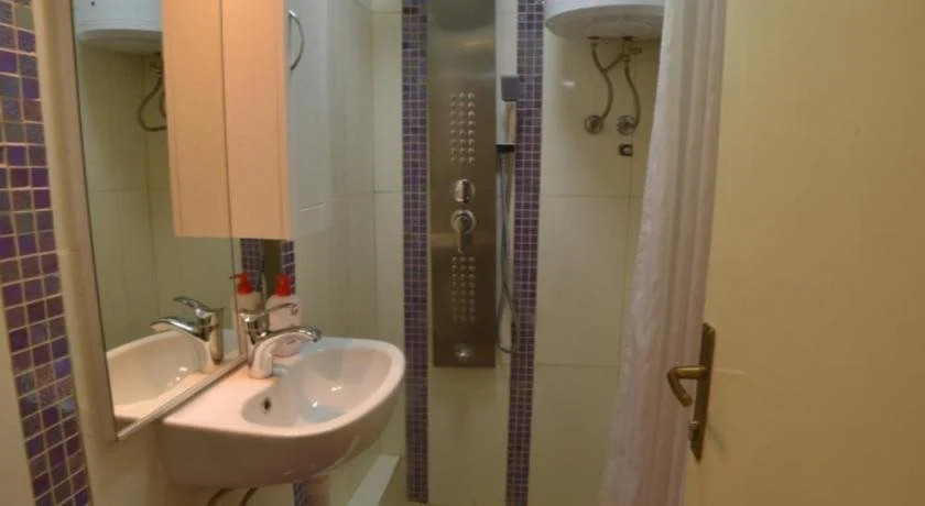 Hostel Mirror