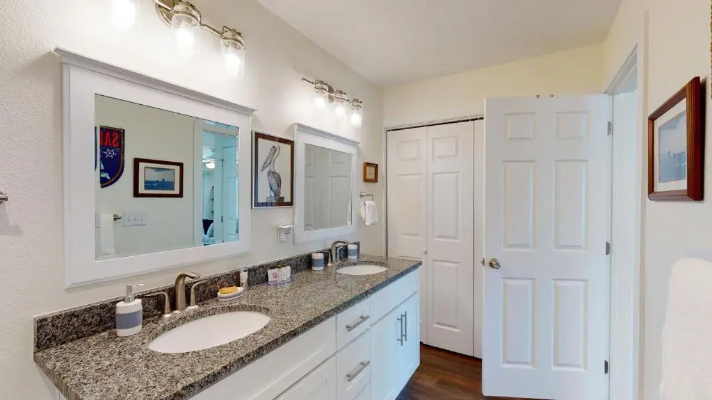 AH-F120 Newly Remodeled Bottom Floor Condo, Shared PoolHot Tub, Near Marina & Ferry