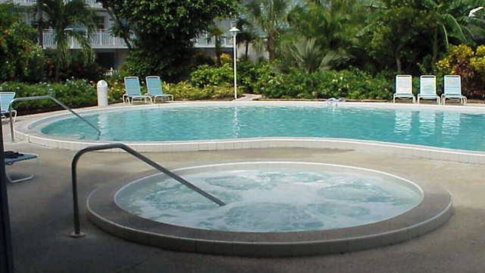 Dune Wind South by Avantstay Communal Pool & Hot Tub Gated Community Close to Smathers Beach Month Long Stays Only