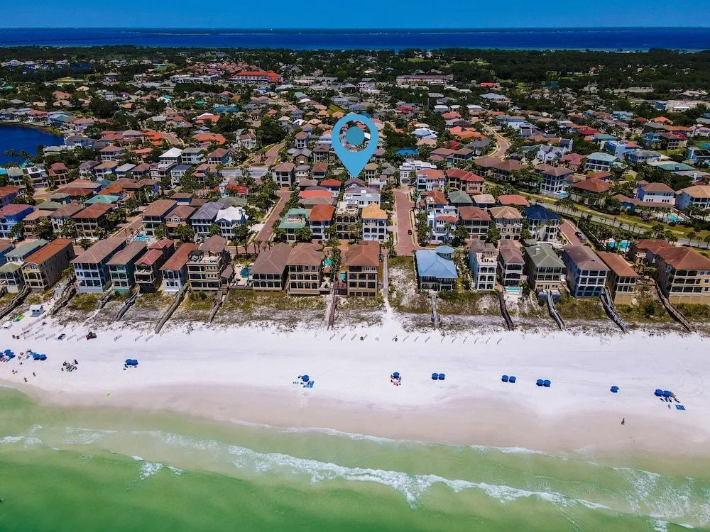 Destin's Gem by Avantstay Steps to the Beach w/ BBQ & Pool