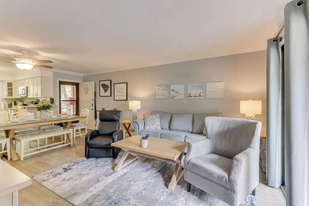 Balcony, Beach & Pool Access: Hilton Head Condo!