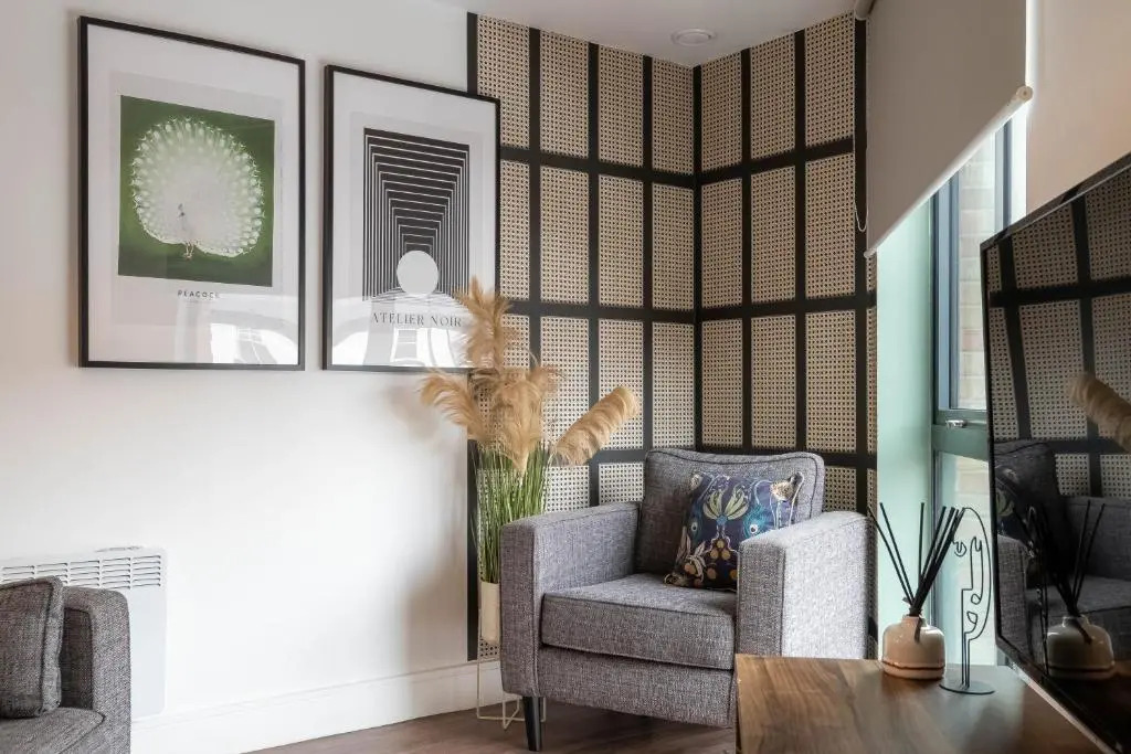 Luxe 3BR Great Central Apartment City View Near Sheffield